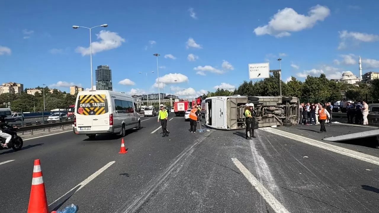 TEM Otoyolu'nda feci kaza! Servis midibüsü yan yattı 8