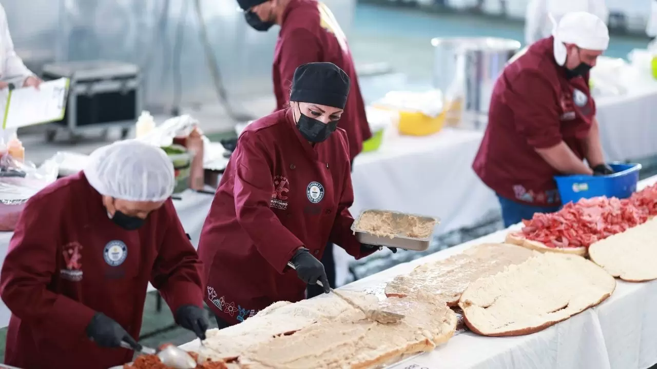 Guinness Rekoru için 100 metrelik dev sandviç hazırlandı! 1,5 tonluk Torta görenleri şaşırttı 12