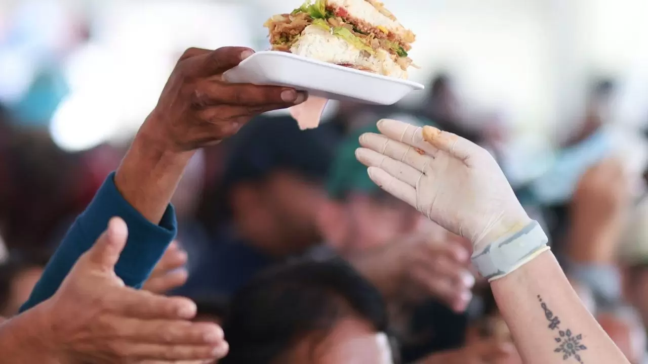 Guinness Rekoru için 100 metrelik dev sandviç hazırlandı! 1,5 tonluk Torta görenleri şaşırttı 1