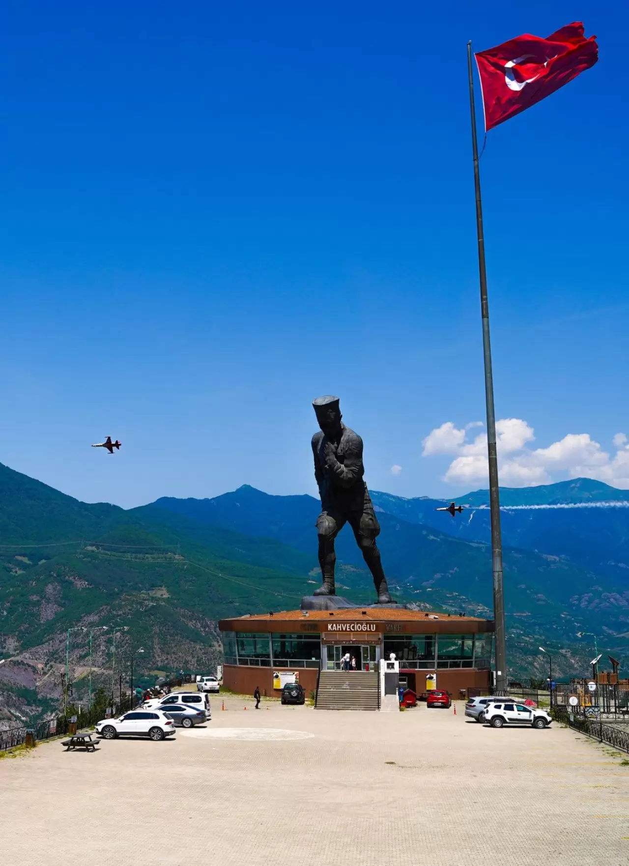 Türk Yıldızları Artvin semalarında nefes kesti 2