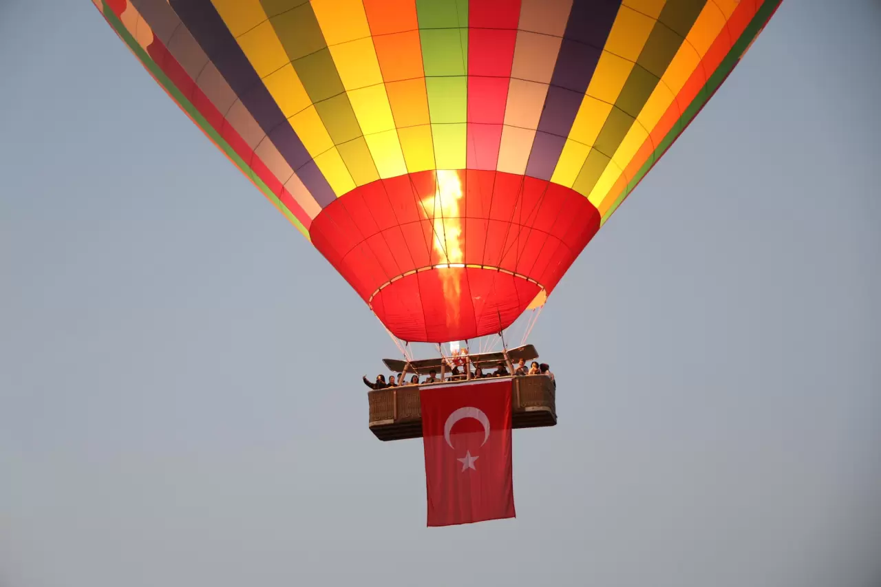 253 şehidin fotoğrafı gökyüzünde süzüldü 6