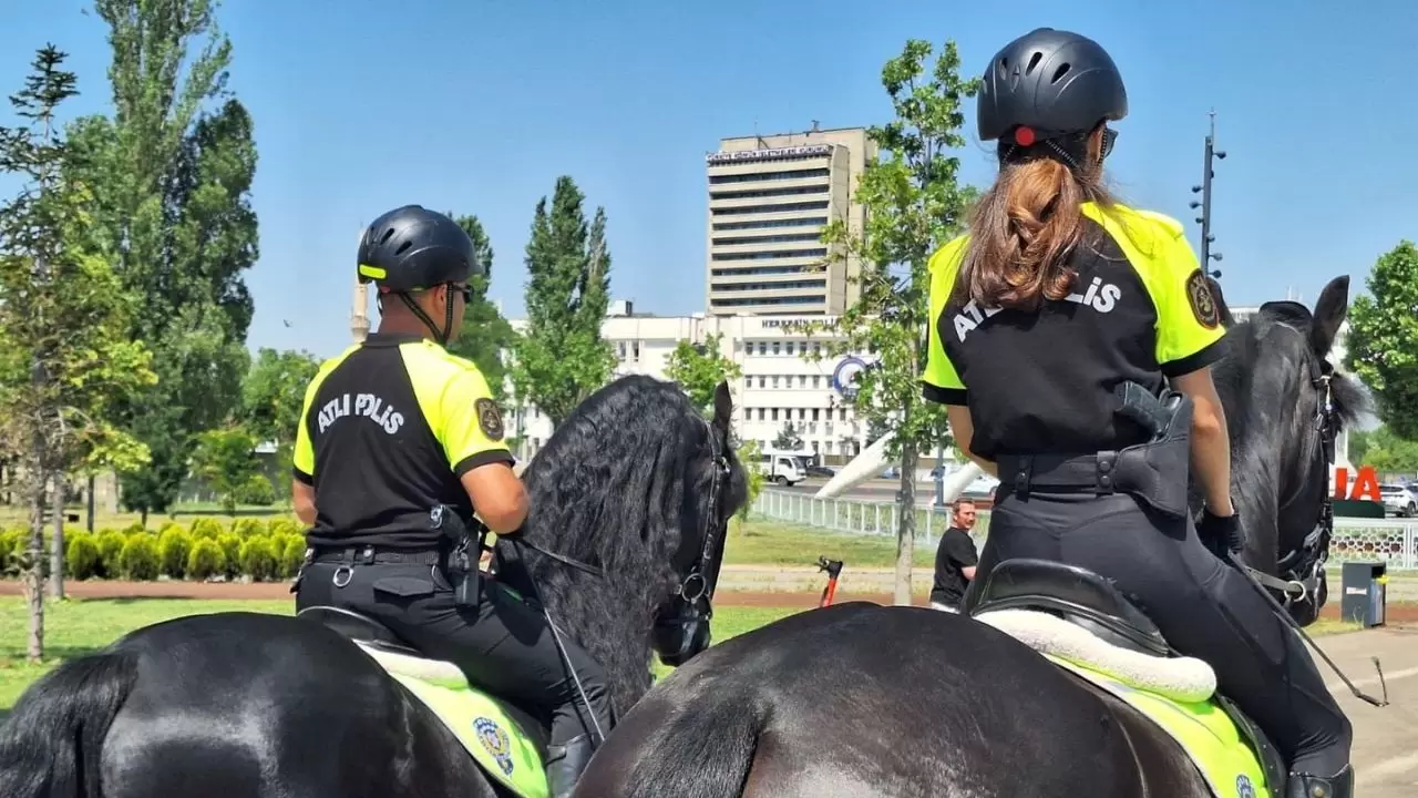NATO Zirvesi öncesi Başkentte atlı polis devriyesi: 'Tomris' ve 'Tulpar' ilgi odağı oldu 6
