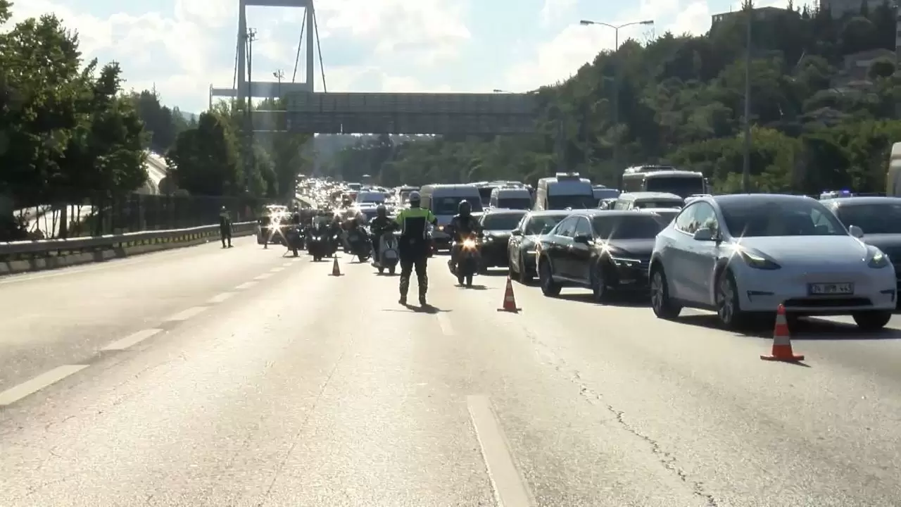 TEM Otoyolu'nda feci kaza! Servis midibüsü yan yattı 5
