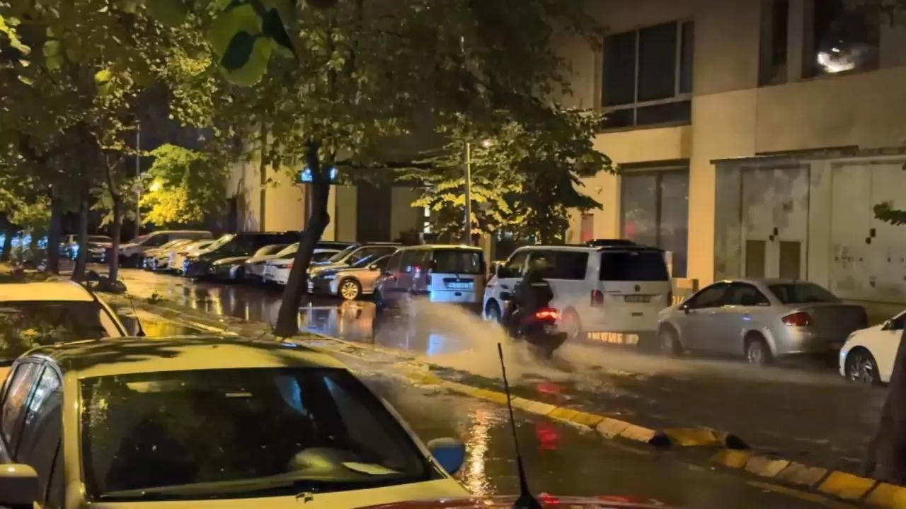 Kağıthane'de yollar göle döndü, Taksim'de zor anlar 7