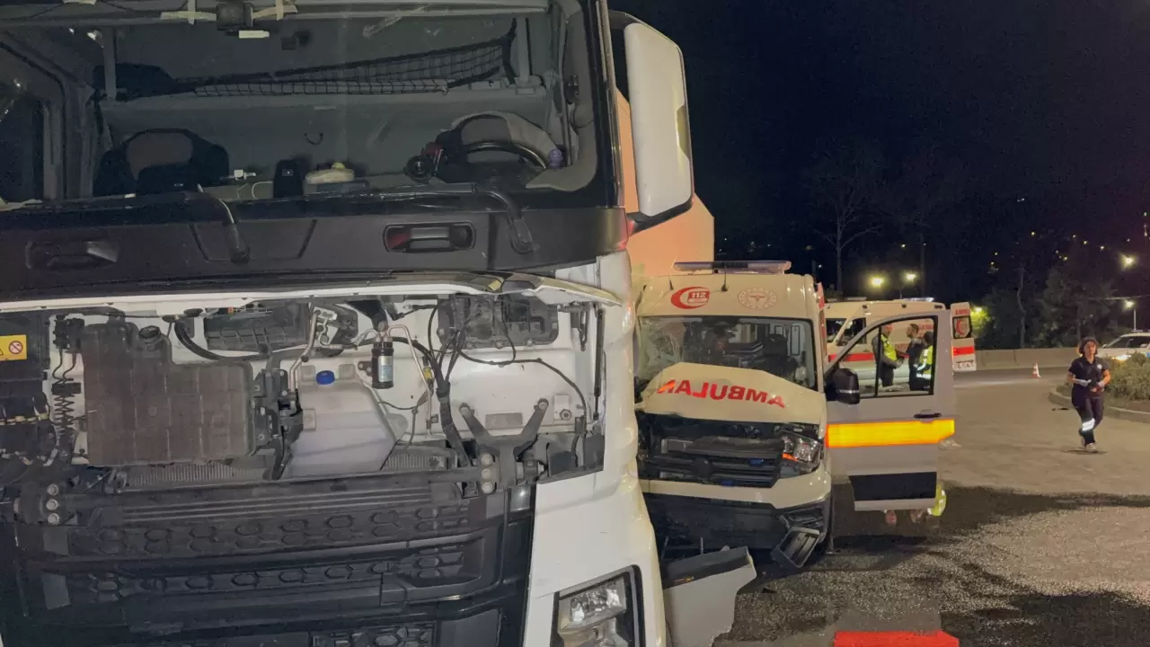 Samsun’da ambulans ile TIR çarpıştı 8