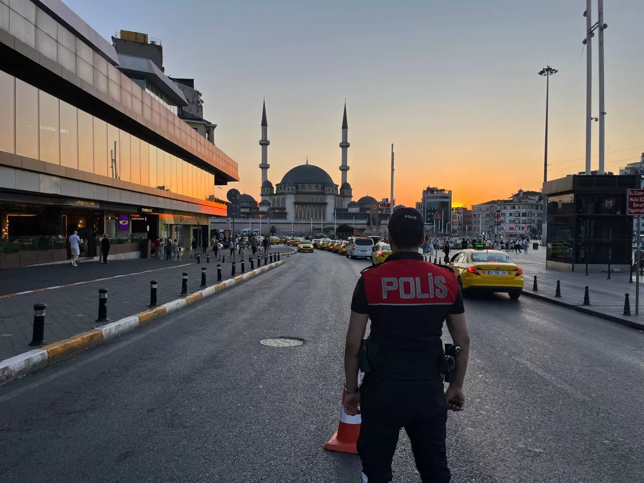 Taksim'de helikopter destekli abluka 2