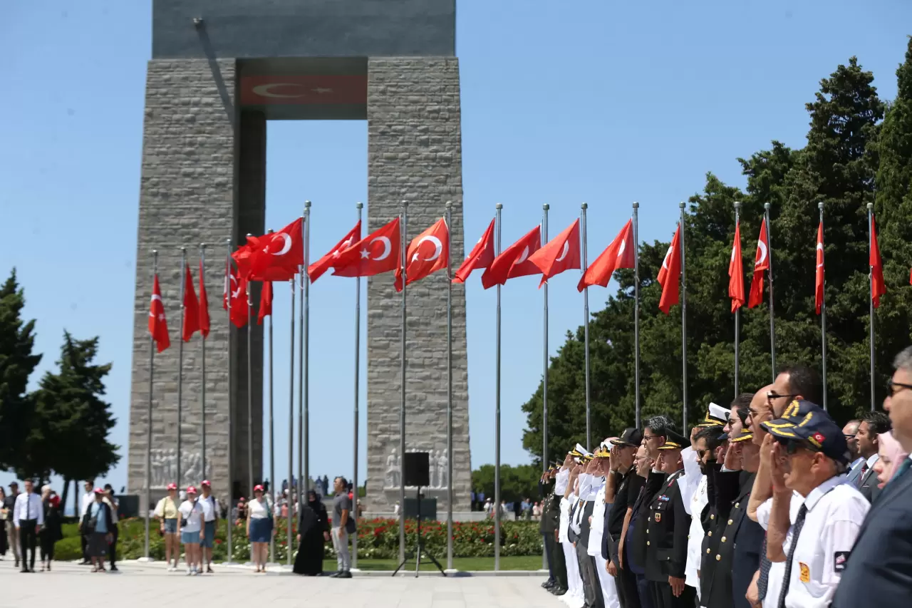 Türkiye'nin dört bir yanında şehitliklere akın! 15 Temmuz şehitleri dualarla anıldı 6