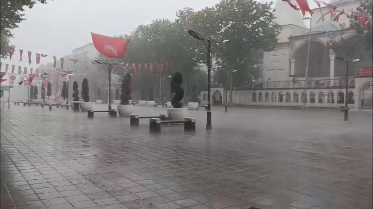 İstanbul'da sağanak felç etti: Cadde ve sokaklar göle döndü! 1