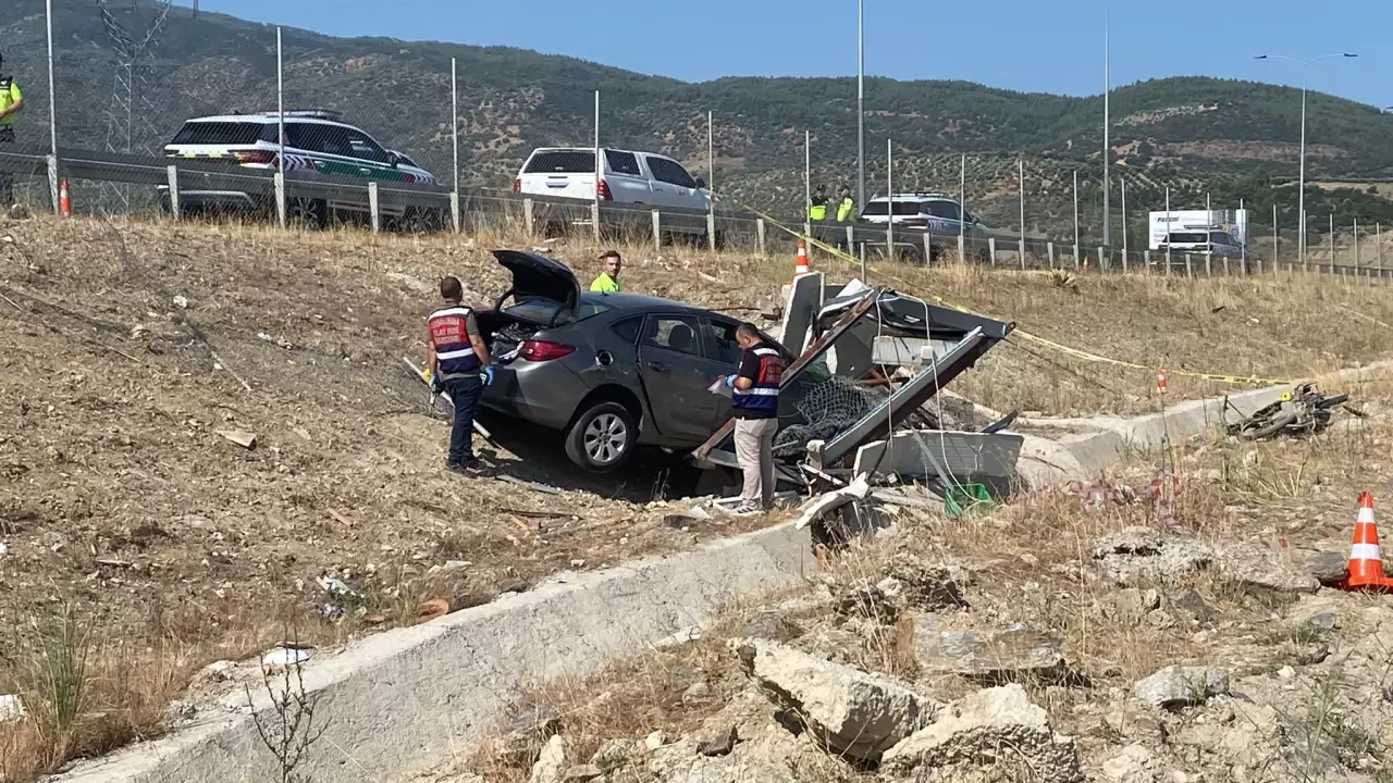 Kontrolden çıkan otomobil bekçi kulübesine uçtu: 1 ölü, 1 yaralı 6