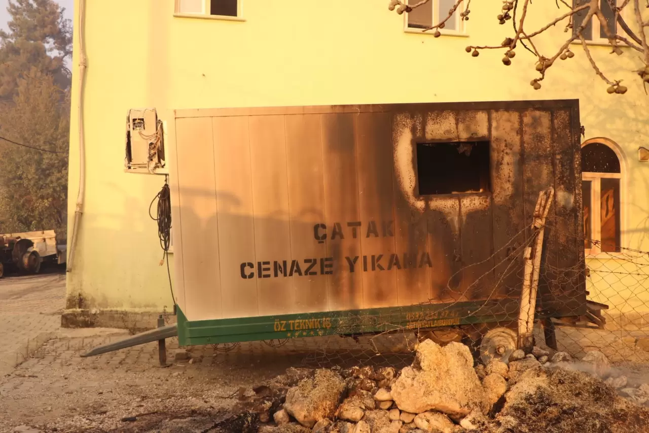 Alevler mahalleye ulaştı, ev kullanılamaz hale geldi 3