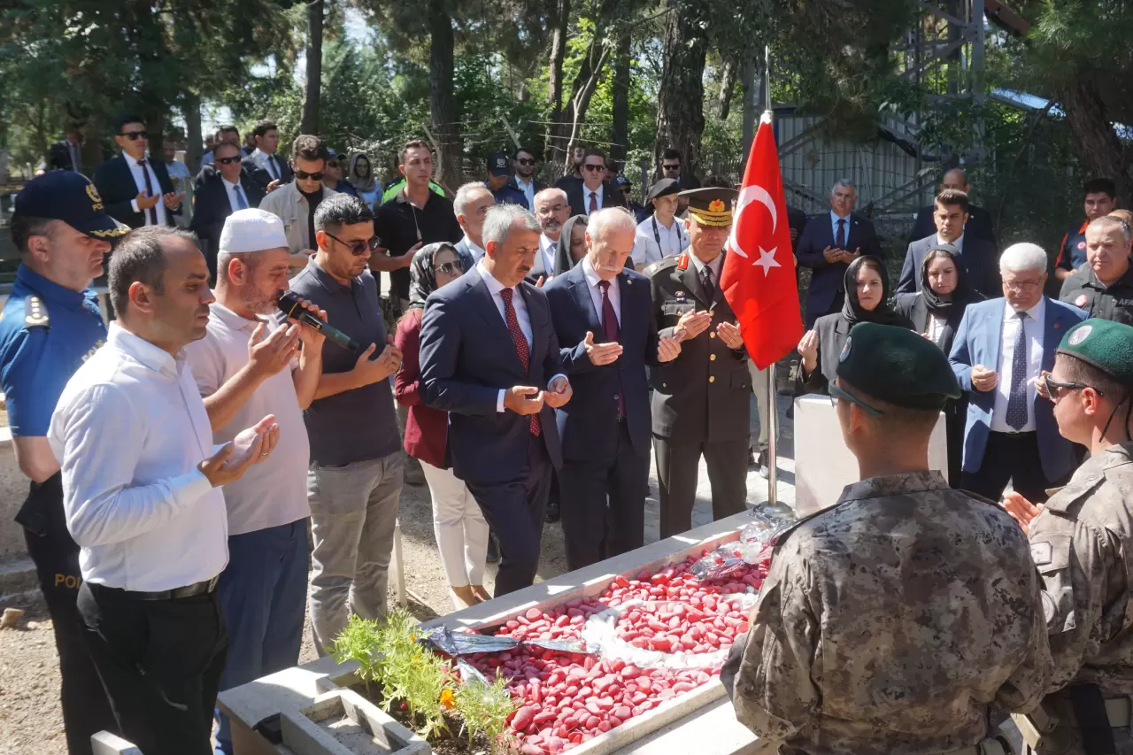 Türkiye'nin dört bir yanında şehitliklere akın! 15 Temmuz şehitleri dualarla anıldı 4