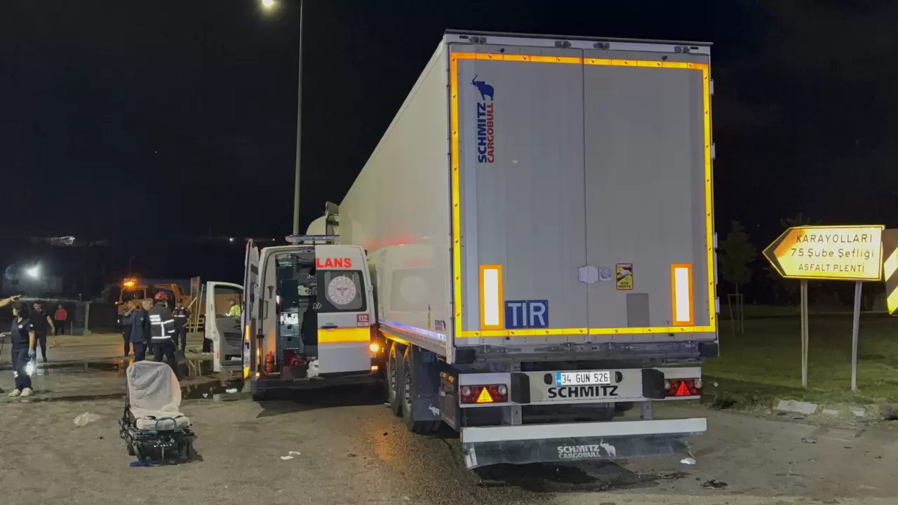 Samsun’da ambulans ile TIR çarpıştı 5