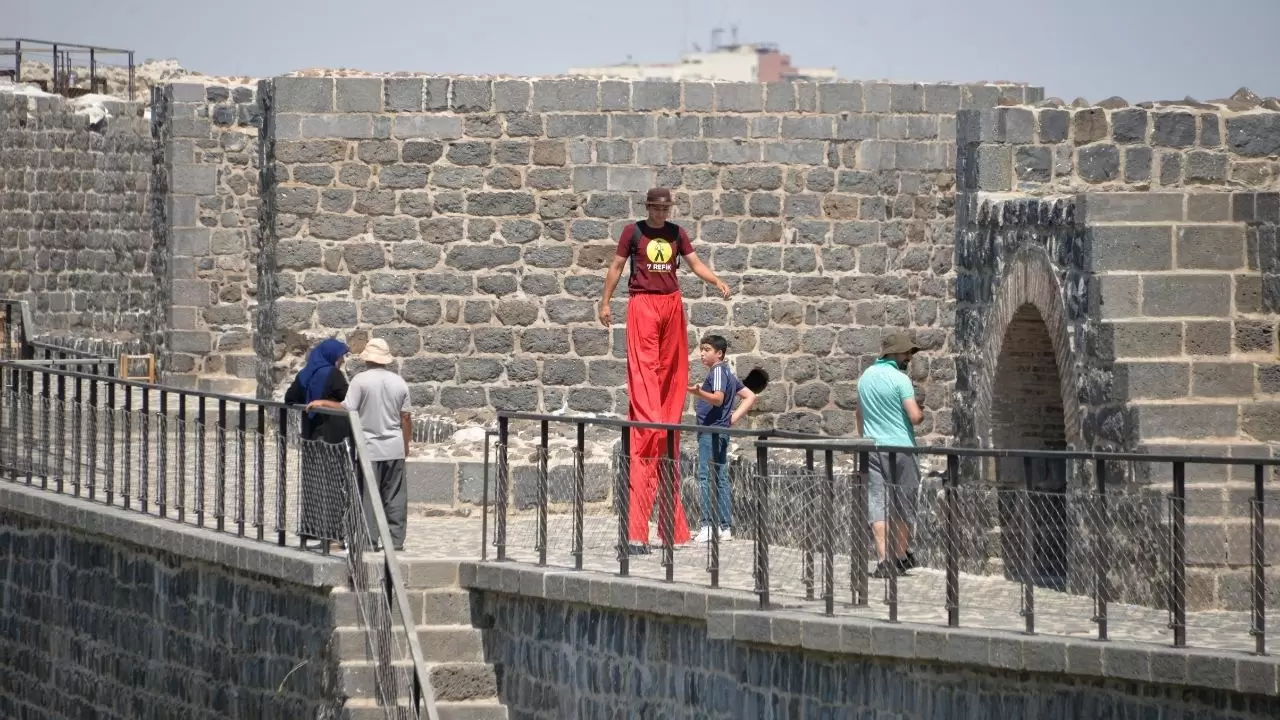 Diyarbakır Surları'nda 'tahta bacak' şov: 15 metre yükseklikte nefes kesen yürüyüş 8