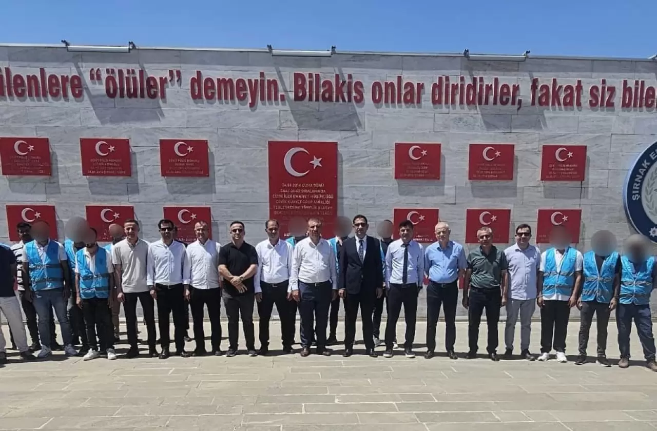 Türkiye'nin dört bir yanında şehitliklere akın! 15 Temmuz şehitleri dualarla anıldı 3