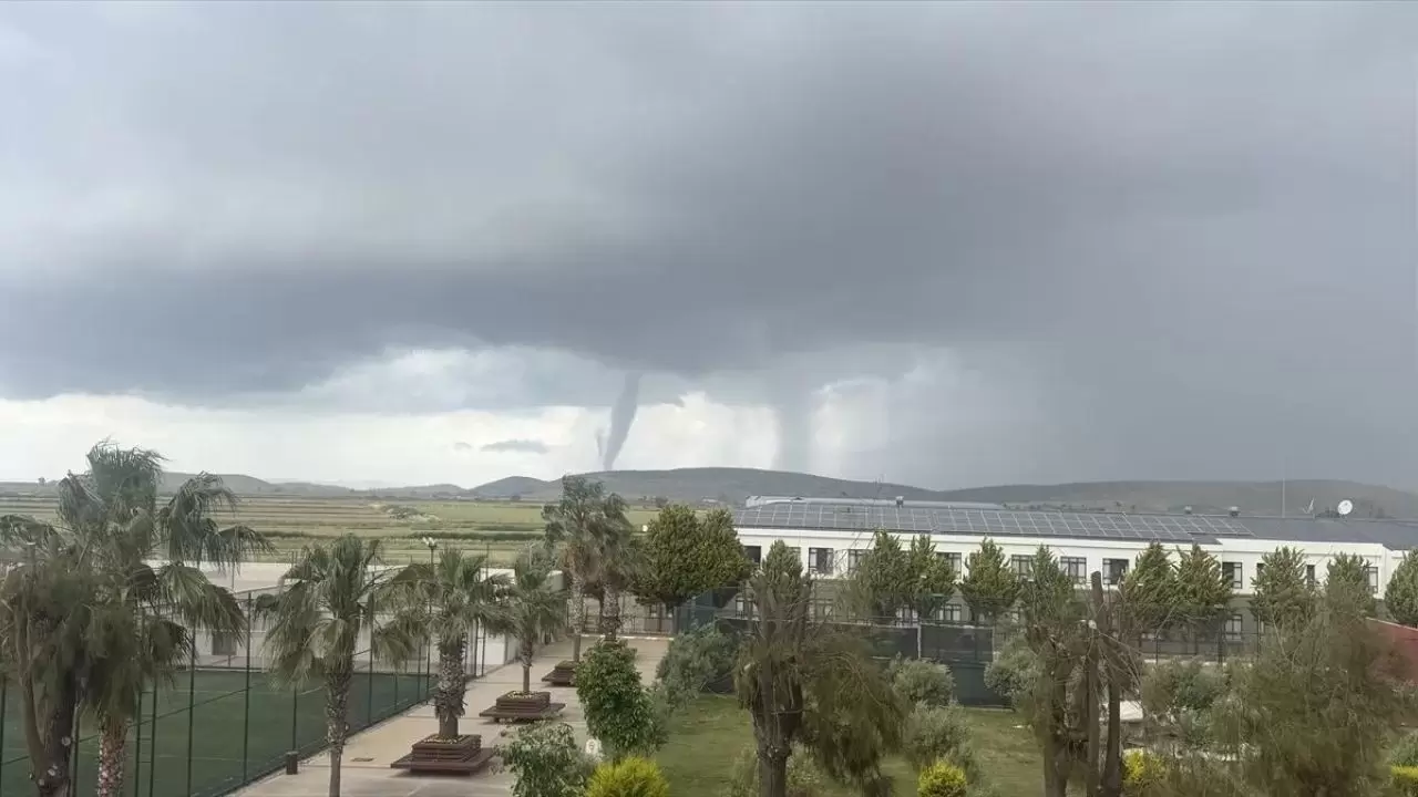 Meteoroloji'den kuvvetli rüzgar ve sıcak hava uyarısı! 4 ilde sıcaklık 40 dereceyi aşacak 3