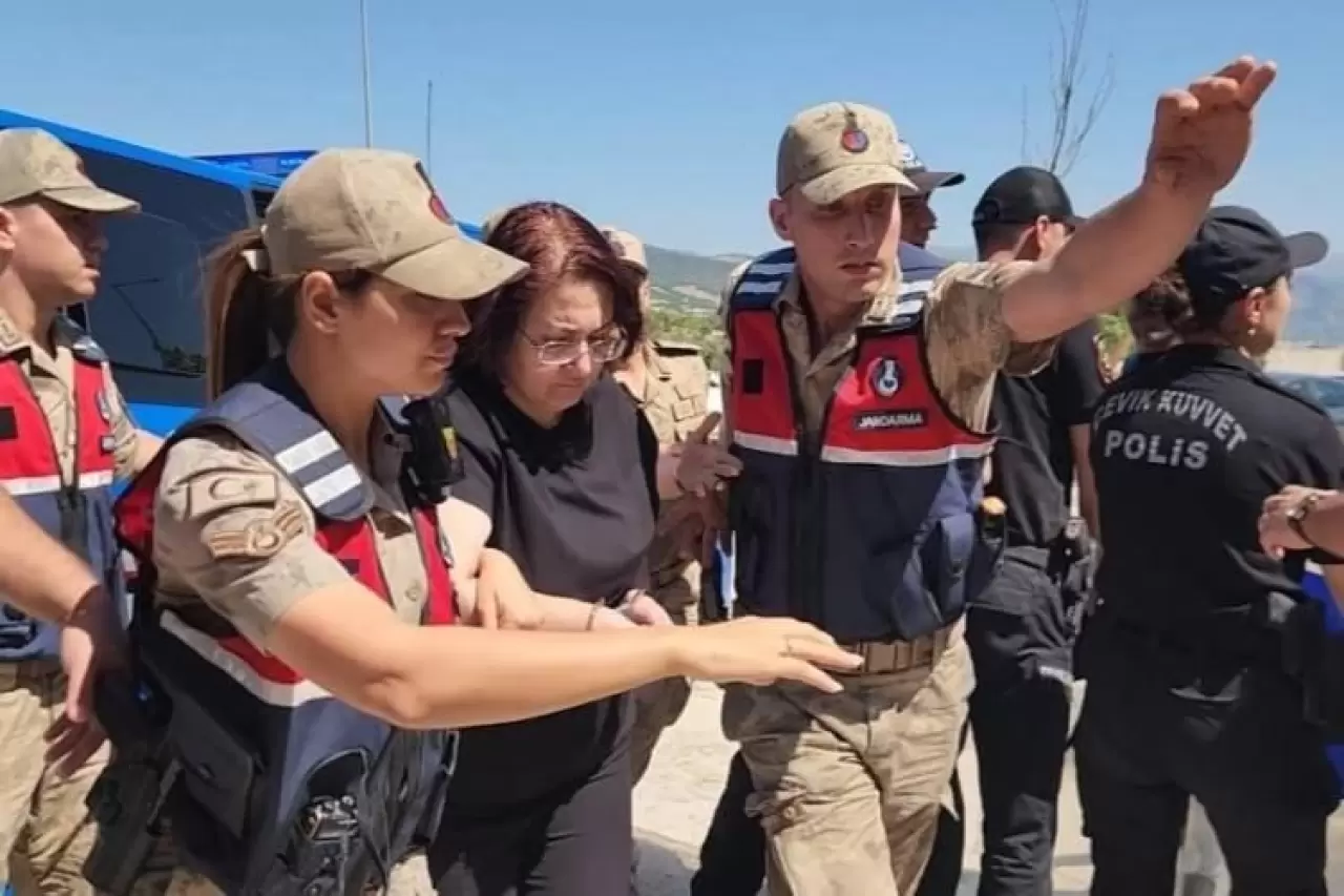 Eski valinin serveti tek tek sıralandı! İş merkezi, lüks araçlar ve milyonluk ziynet 5