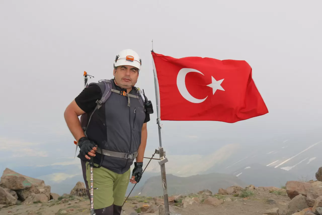 Hasan Dağı'na Türk bayrağını değiştirmek için çıktılar! Sürprizle karşılaştılar 3