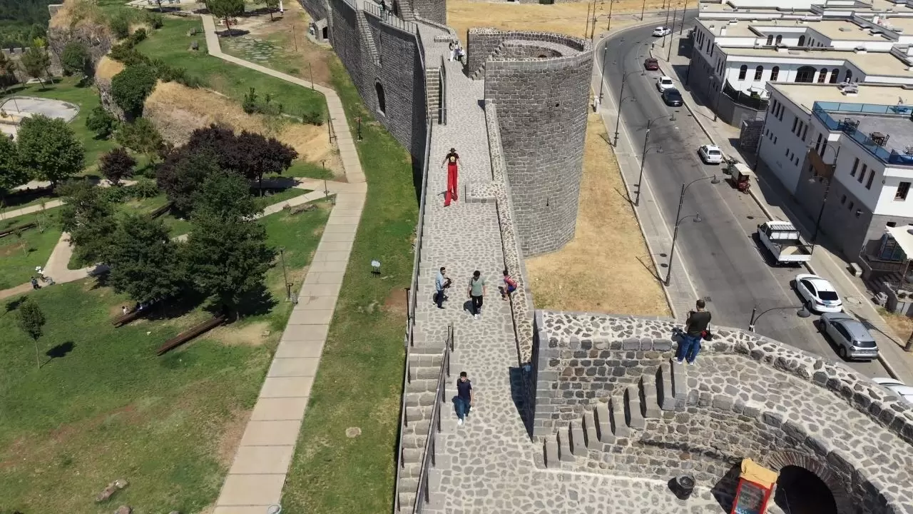 Diyarbakır Surları'nda 'tahta bacak' şov: 15 metre yükseklikte nefes kesen yürüyüş 11