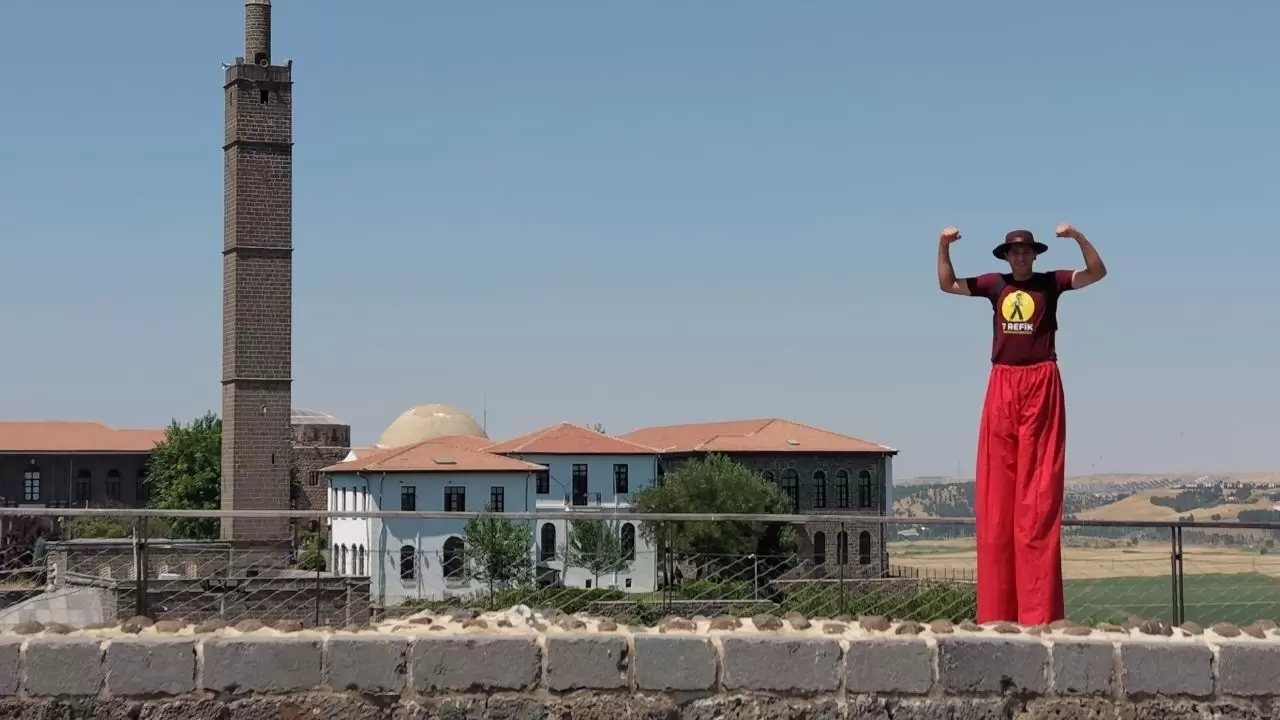 Diyarbakır Surları'nda 'tahta bacak' şov: 15 metre yükseklikte nefes kesen yürüyüş 5