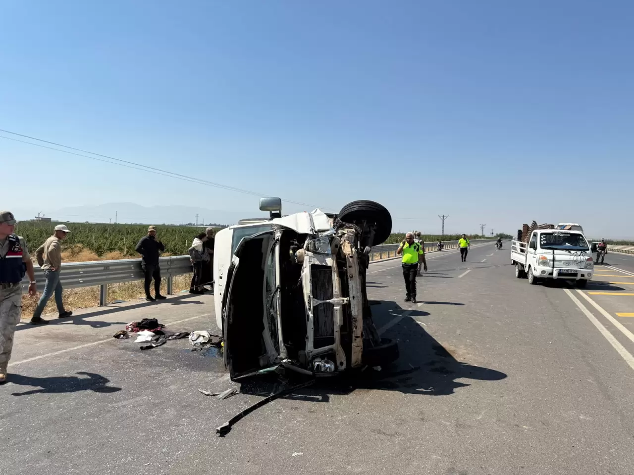 Hatay'da tarım işçilerini taşıyan minibüs devrildi 11