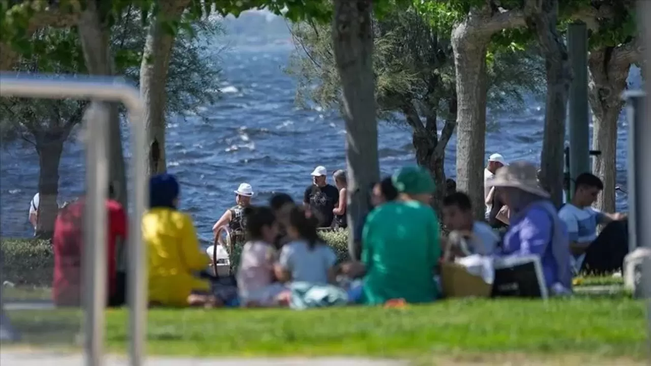 Meteoroloji'den kuvvetli rüzgar ve sıcak hava uyarısı! 4 ilde sıcaklık 40 dereceyi aşacak 5