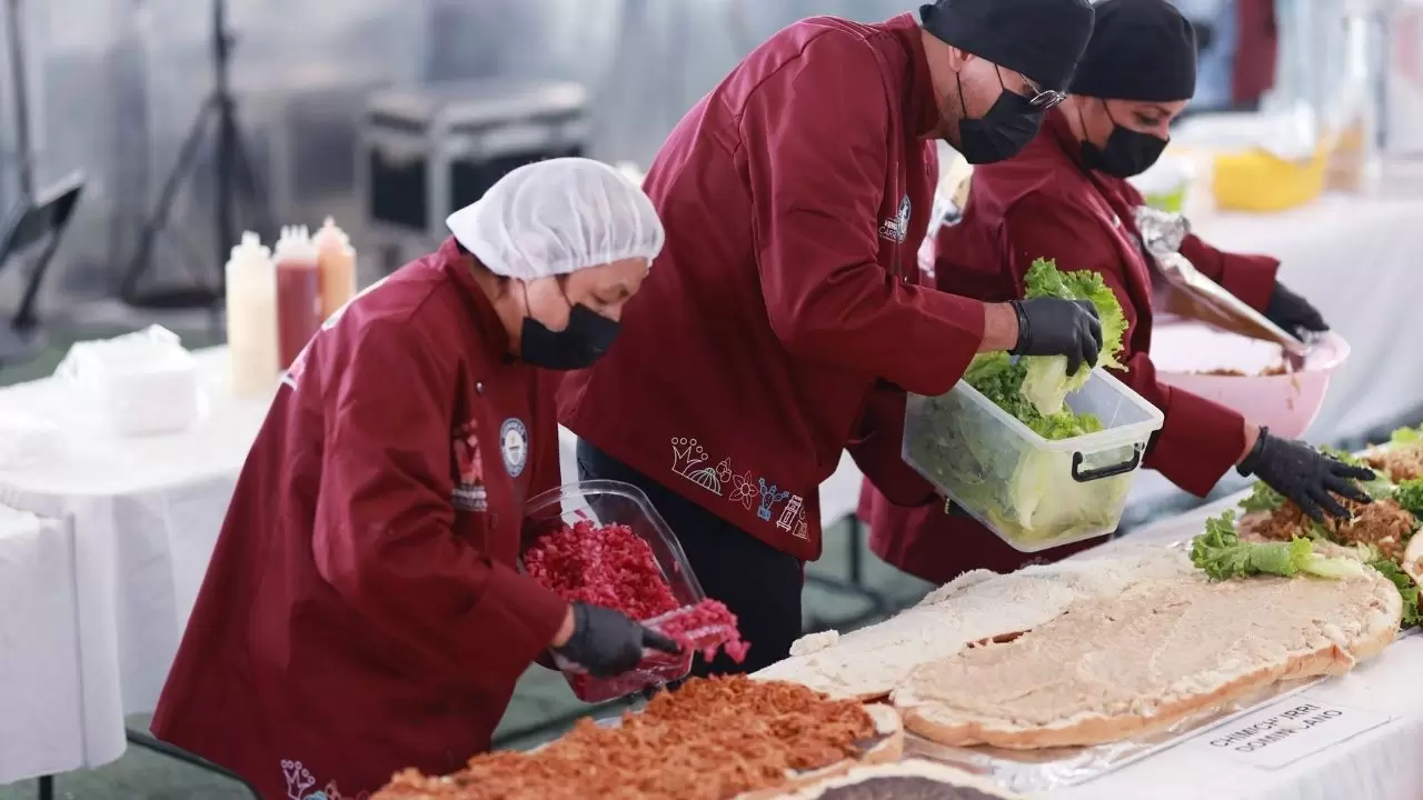 Guinness Rekoru için 100 metrelik dev sandviç hazırlandı! 1,5 tonluk Torta görenleri şaşırttı 9