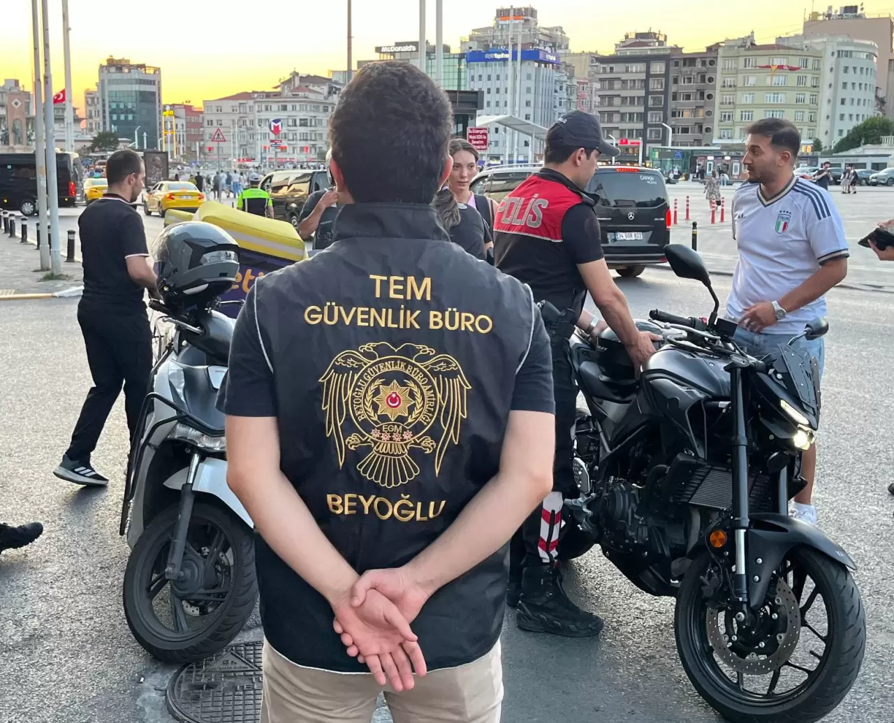 Taksim'de helikopter destekli abluka 1