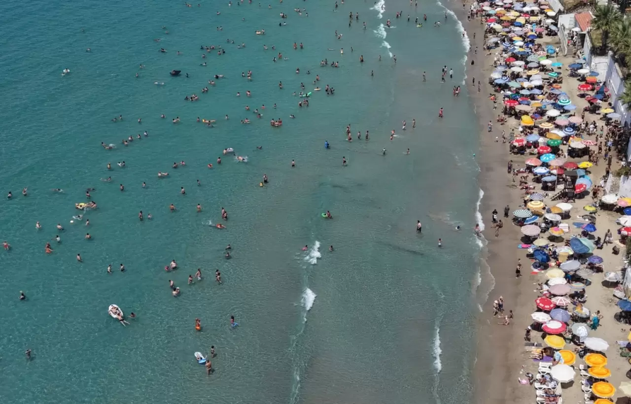 Termometreler 30 dereceyi gördü: Kuşadası plajlarında adım atacak yer kalmadı! 4