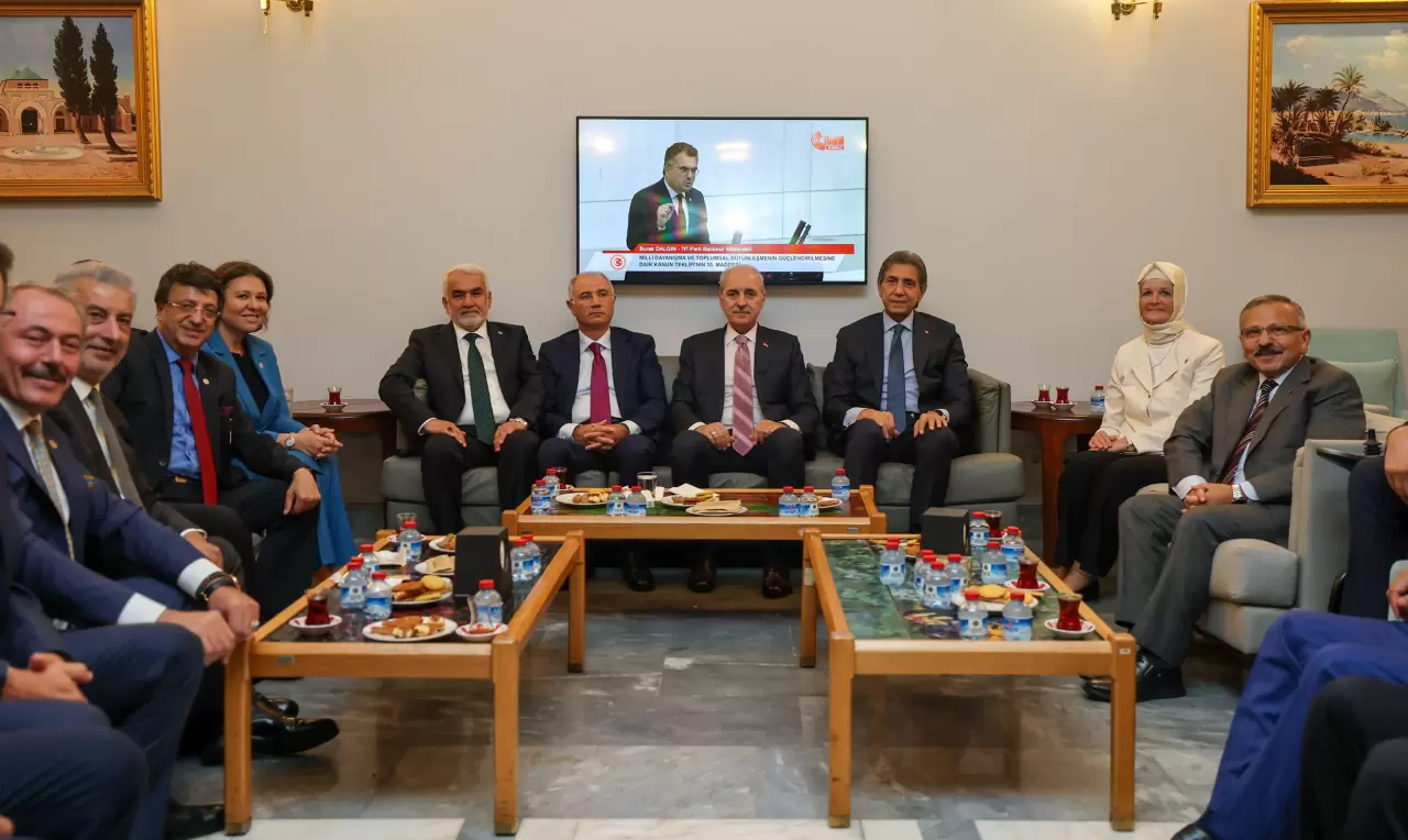 MHP Lideri Bahçeli'den TBMM Başkanı Kurtulmuş'a hediye 10