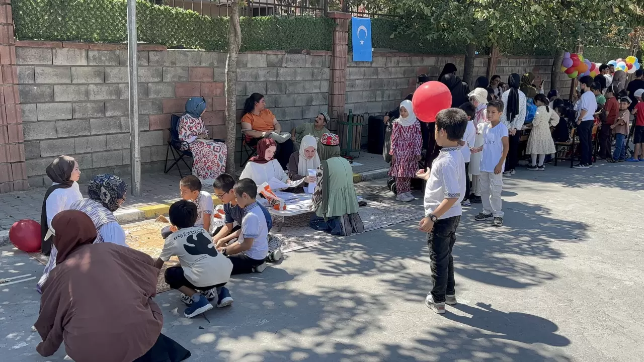 Küçükçekmece’de Uygur kültürü çocukların oyunlarıyla yaşatıldı 7