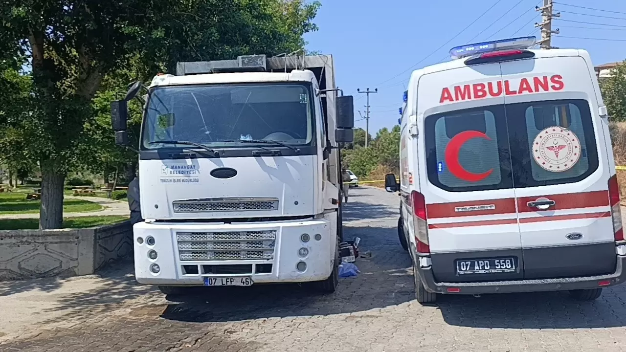 Temizlik işçisi çöp kamyonunun altında kalarak hayatını kaybetti 6