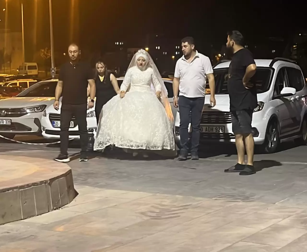 Araç takla attı, gelin ve damat yaralandı 1