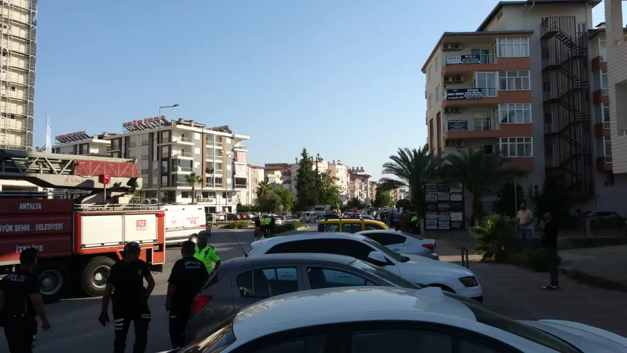 Alacaklarını isteyen işçi 10 katlı inşaatın çatısına çıktı! Ödeme dekontunu görünce aşağı indi 5