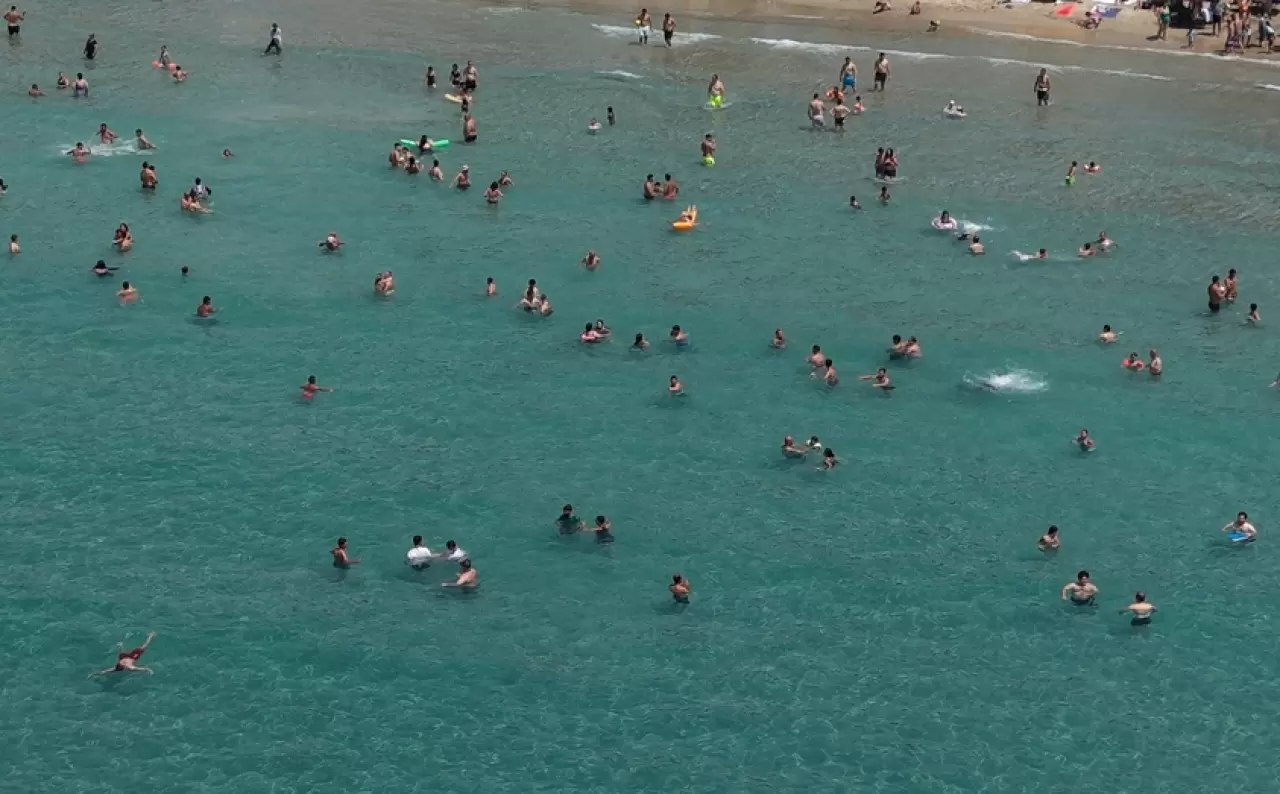 Termometreler 30 dereceyi gördü: Kuşadası plajlarında adım atacak yer kalmadı! 5