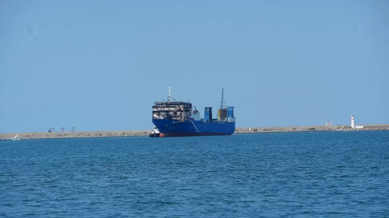 Rusya açıklarında dron saldırısına uğrayan Türk sahipli gemi Samsun’a getirildi 5