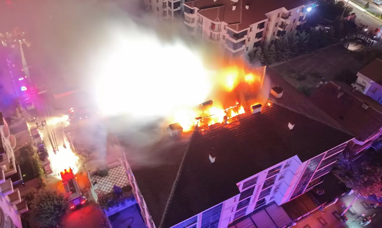 Aksaray'da elektrik panosunda çıkan yangın çatıya sıçradı 5