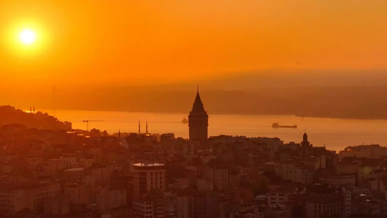 Günün ilk ışıkları Galata Kulesi’ni sardı! 5