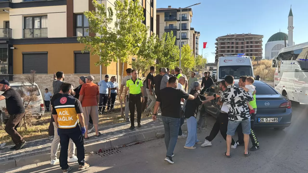 Eskişehir’de otomobil ile kamyonet çarpıştı: 6 yaralı 3