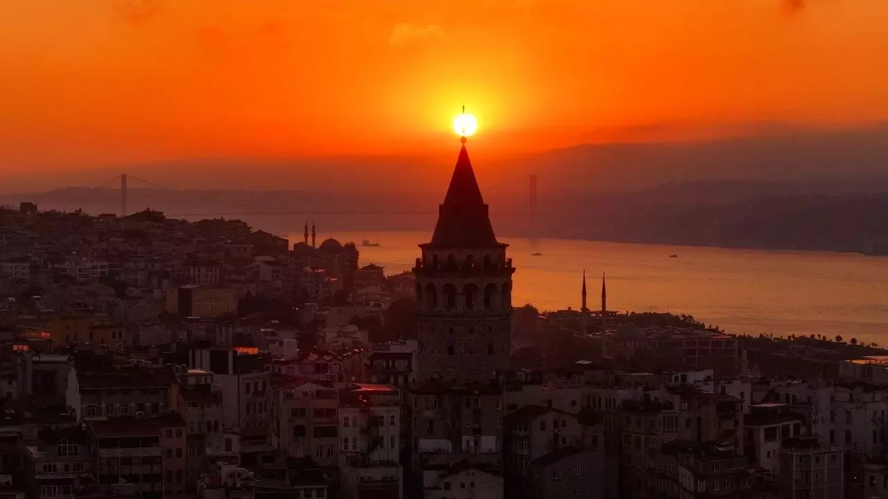 Günün ilk ışıkları Galata Kulesi’ni sardı! 9