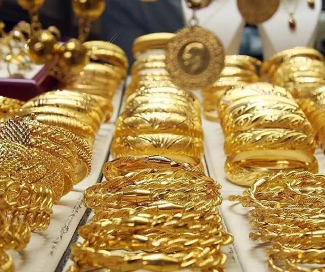 Gram altın haftaya yükselişle başladı! 9