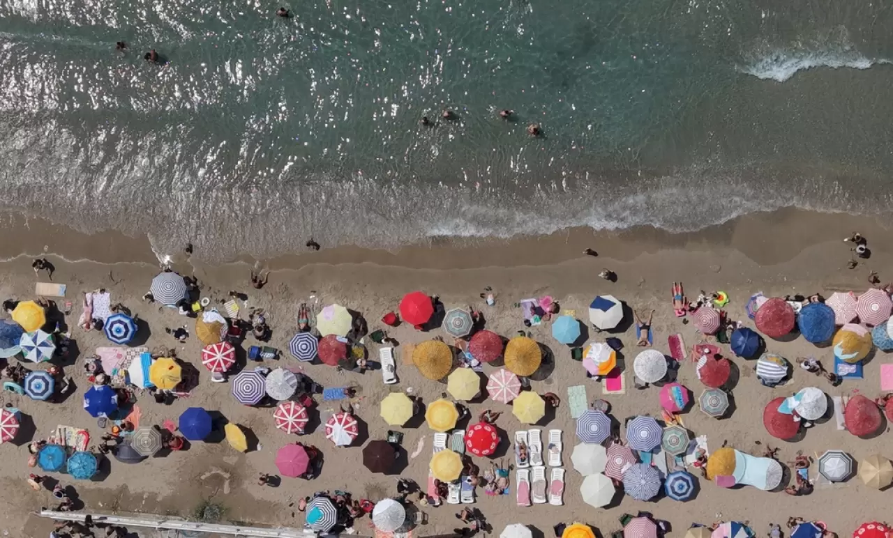 Termometreler 30 dereceyi gördü: Kuşadası plajlarında adım atacak yer kalmadı! 7