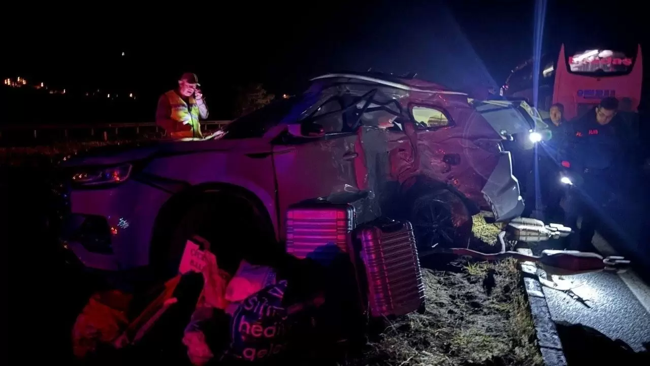 Yolcu otobüsü ile SUV çarpıştı: 1’i ağır 7 yaralı 1