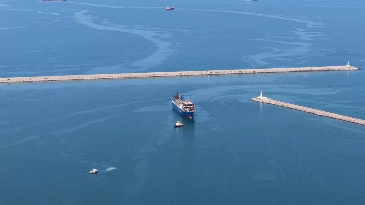 Rusya açıklarında dron saldırısına uğrayan Türk sahipli gemi Samsun’a getirildi 8