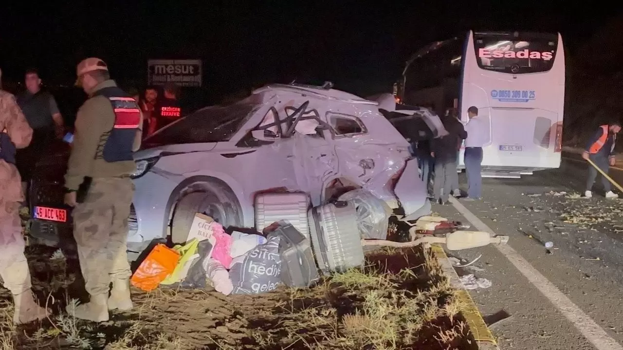 Yolcu otobüsü ile SUV çarpıştı: 1’i ağır 7 yaralı 4