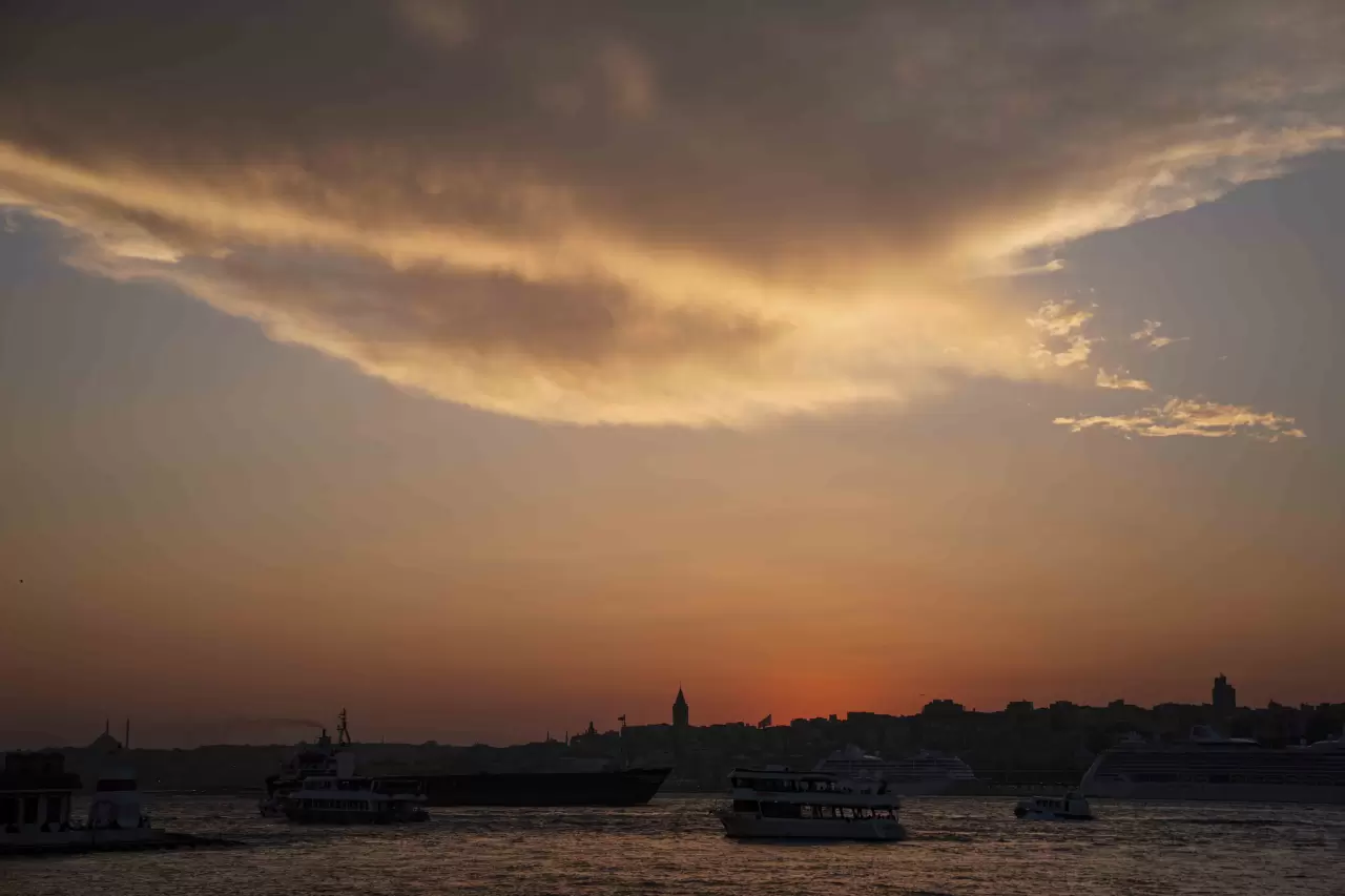 İstanbul’da gün batımı mest etti! Kız Kulesi eşliğinde büyüleyici manzara 3