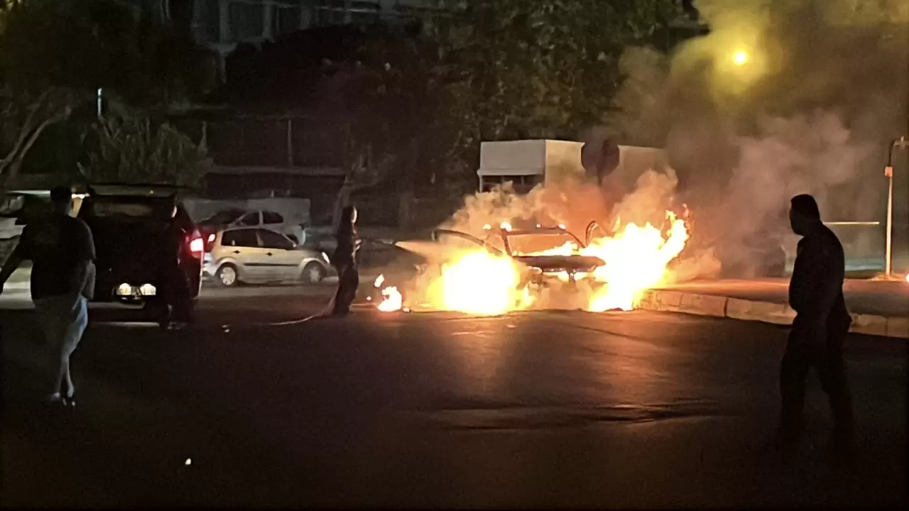 Seyir halindeki otomobil alev aldı, ilk müdahaleyi kadın itfaiye personeli yaptı! 5