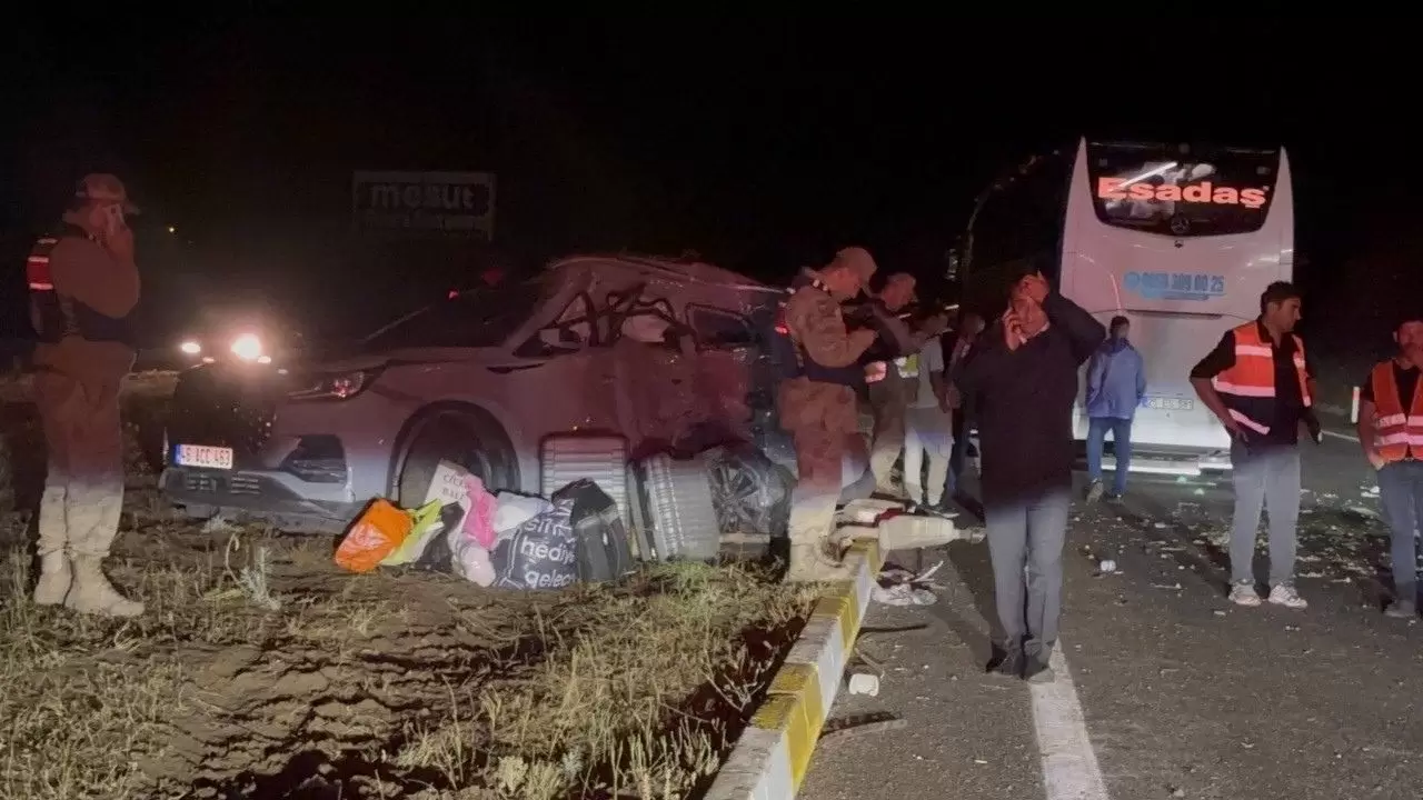 Yolcu otobüsü ile SUV çarpıştı: 1’i ağır 7 yaralı 5