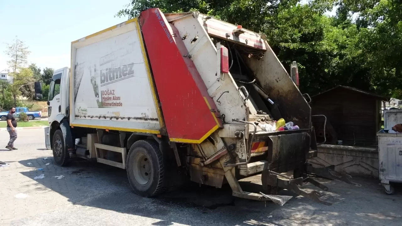 Temizlik işçisi çöp kamyonunun altında kalarak hayatını kaybetti 3