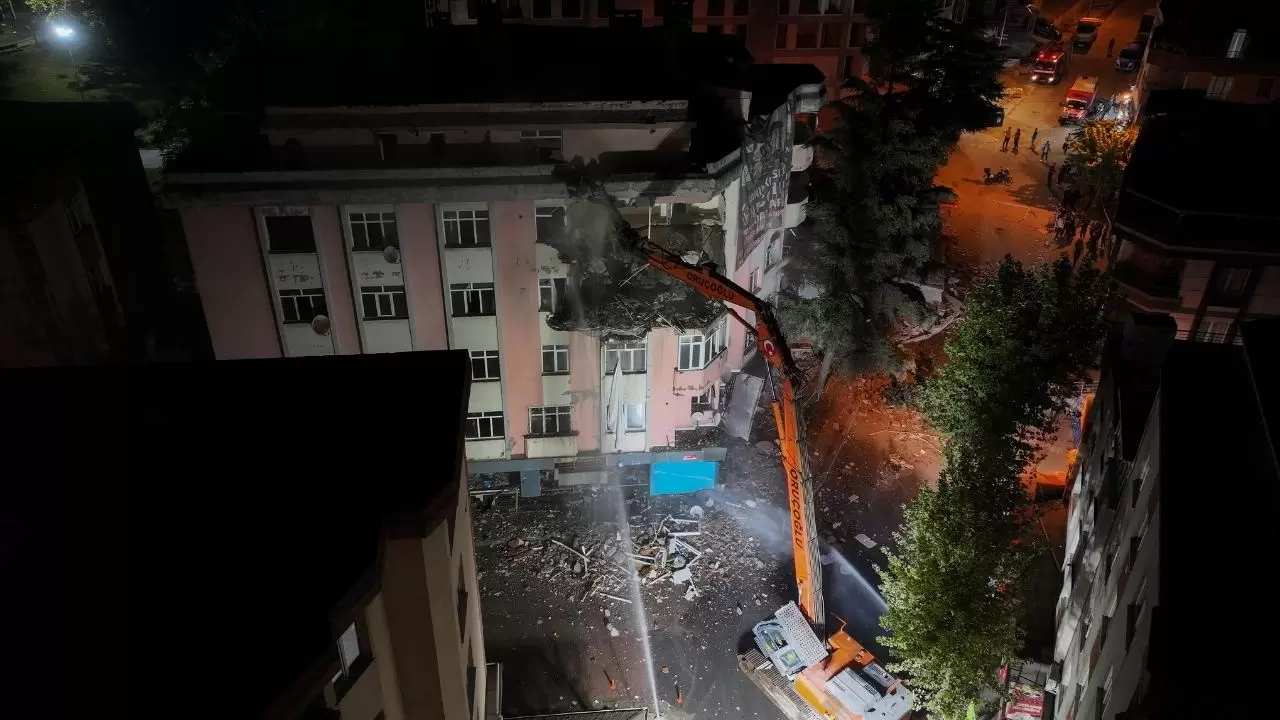 Çöken binanın yanındaki yapı kontrollü yıkılıyor 4