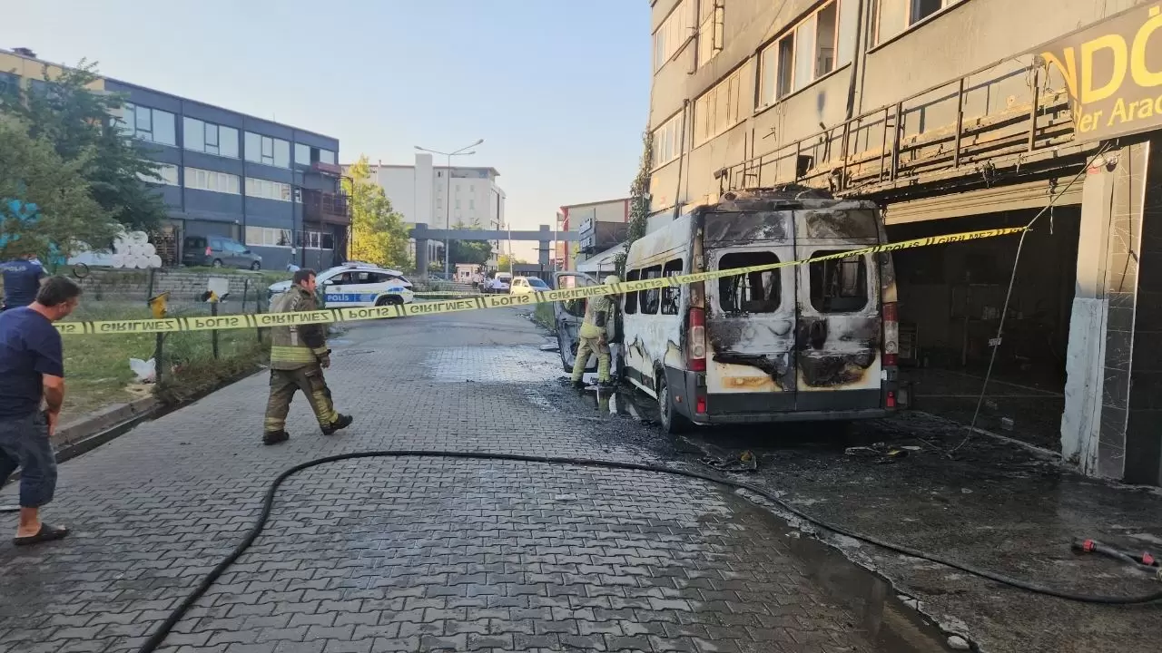 İSTeks Sanayi Sitesi'nde minibüs yanarak kullanılamaz hale geldi! 5